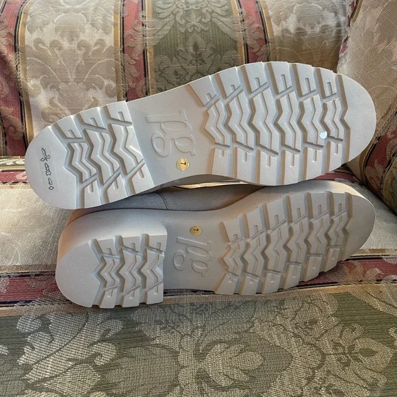 Paul Green Women Chelsea Bootie. Size 7 UK= 9 US Women N14-01